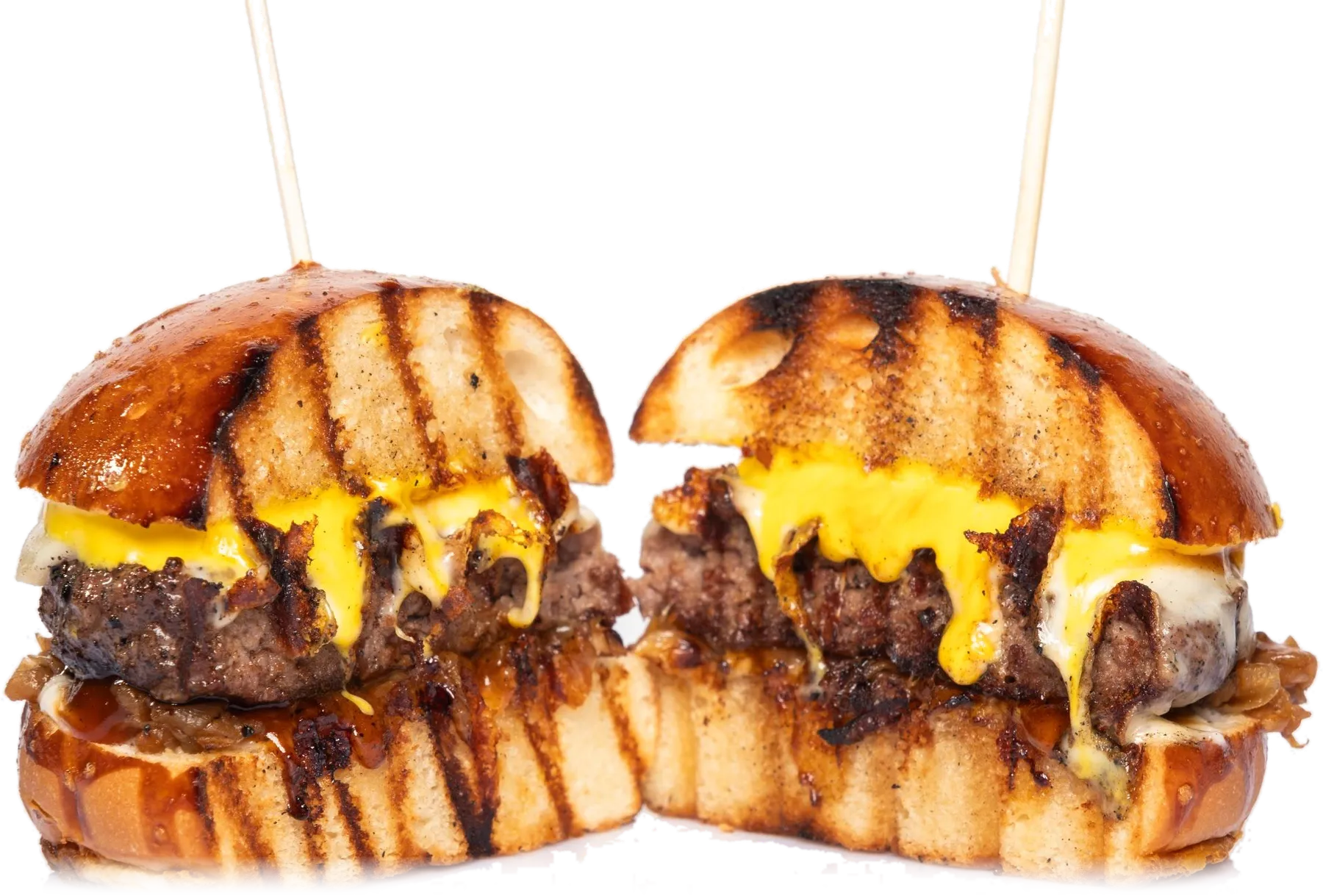 Hambúrguer do Chef Burger cortado ao meio, com queijo derretido e cebola caramelizada