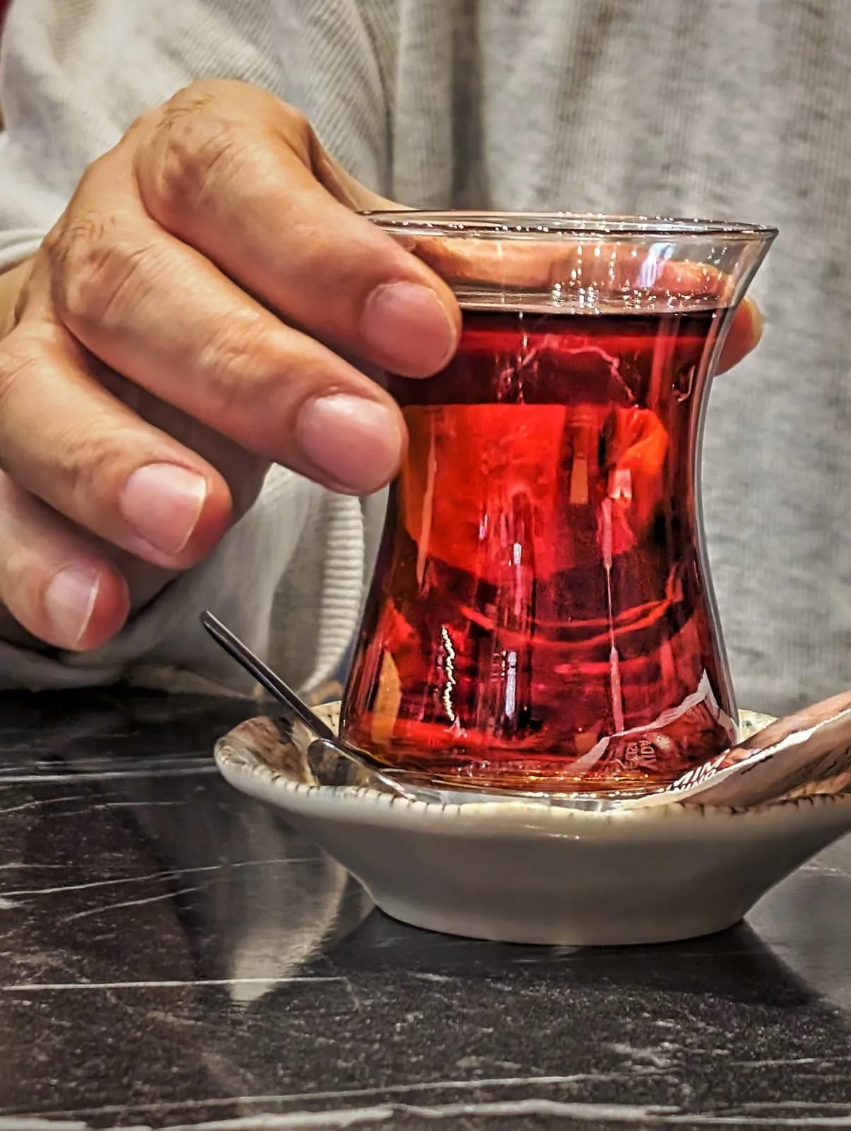 Çay turco servido no copo tulipa