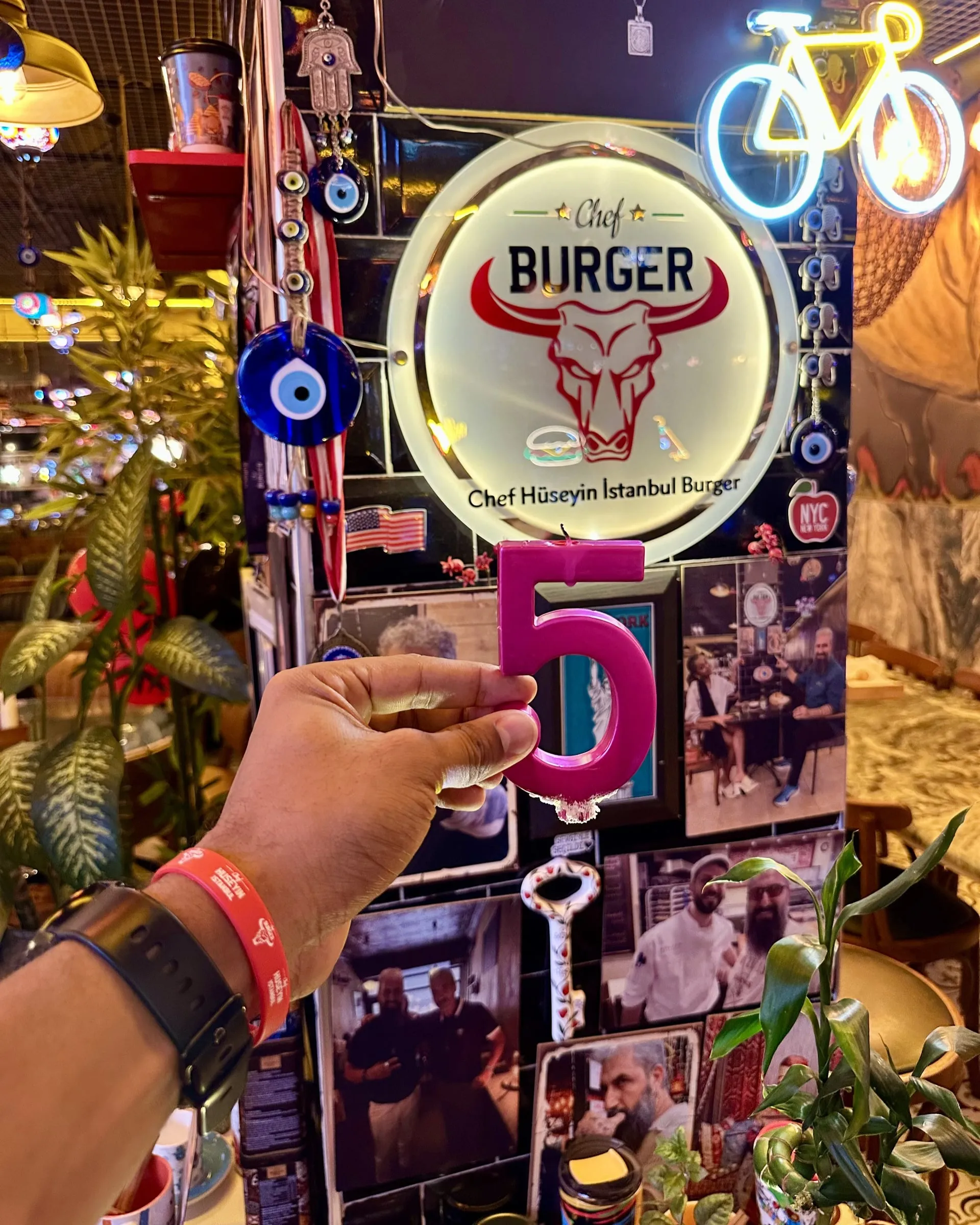 Vela com o número 5 em frente ao logótipo iluminado do Chef Burger, em setembro de 2026