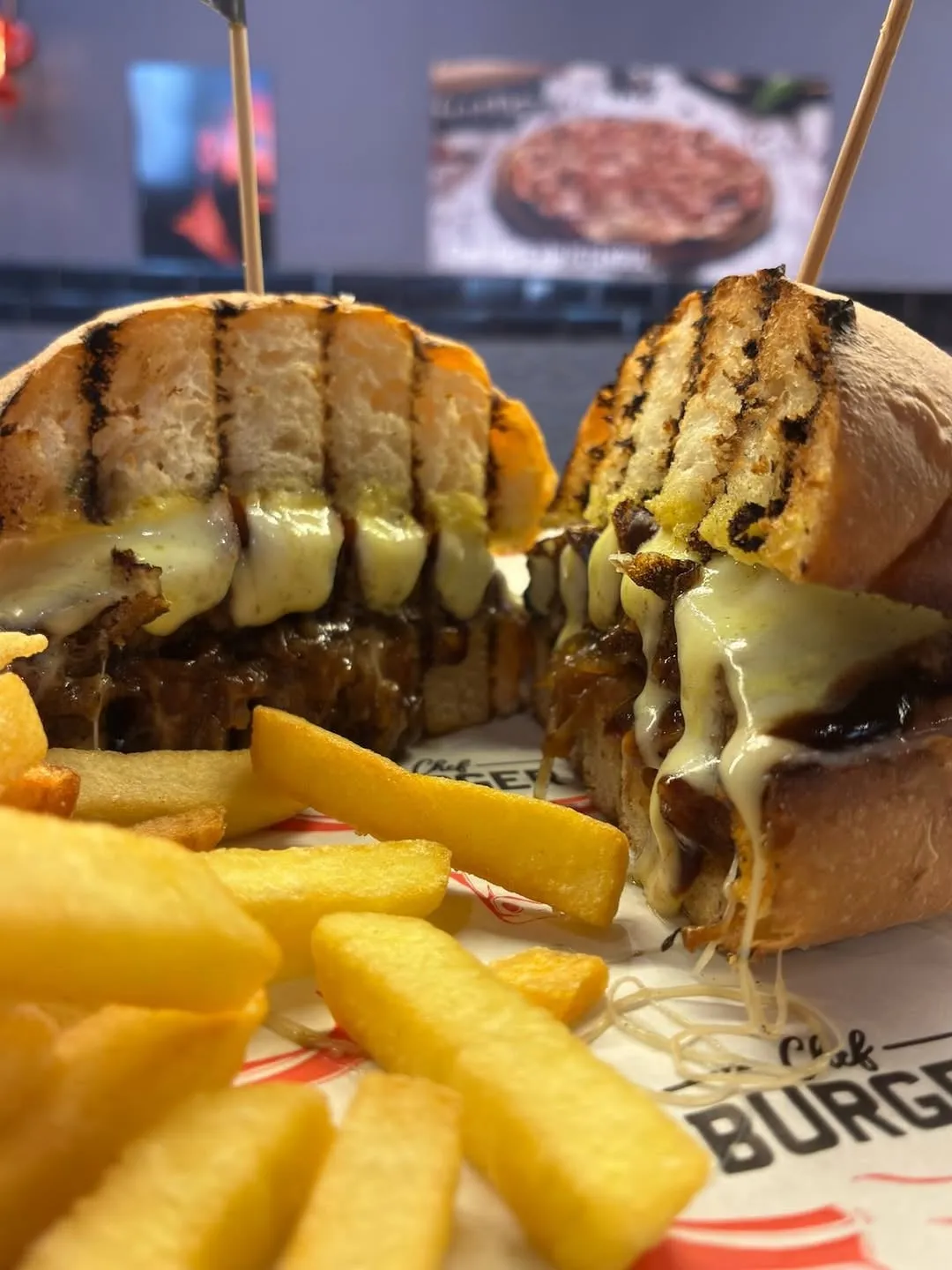 Hambúrgueres com queijo derretido e batatas fritas