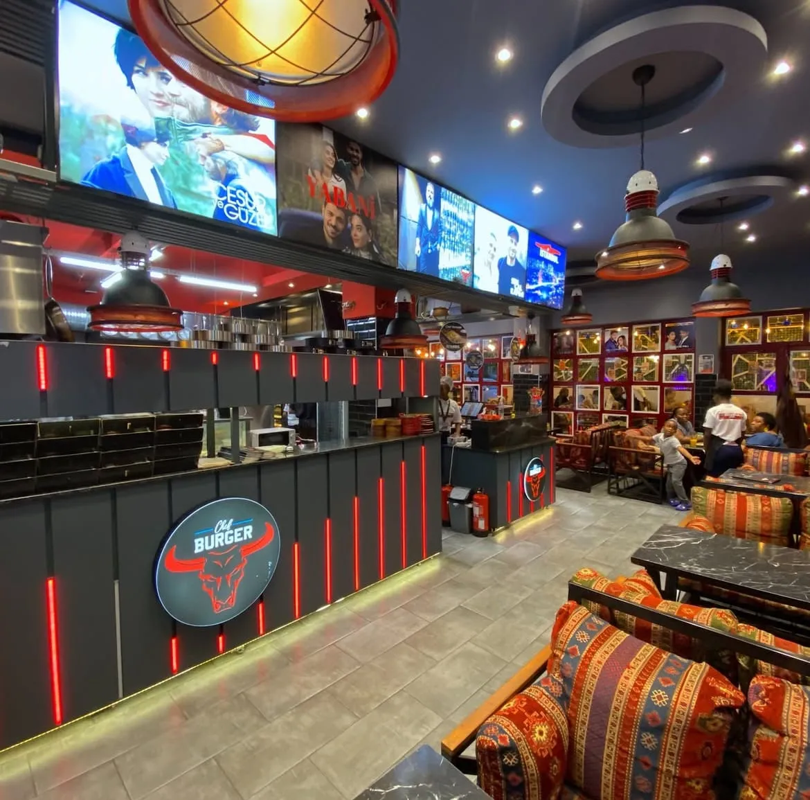 Balcão com o logótipo do Chef Burger, luzes vermelhas e almofadas turcas