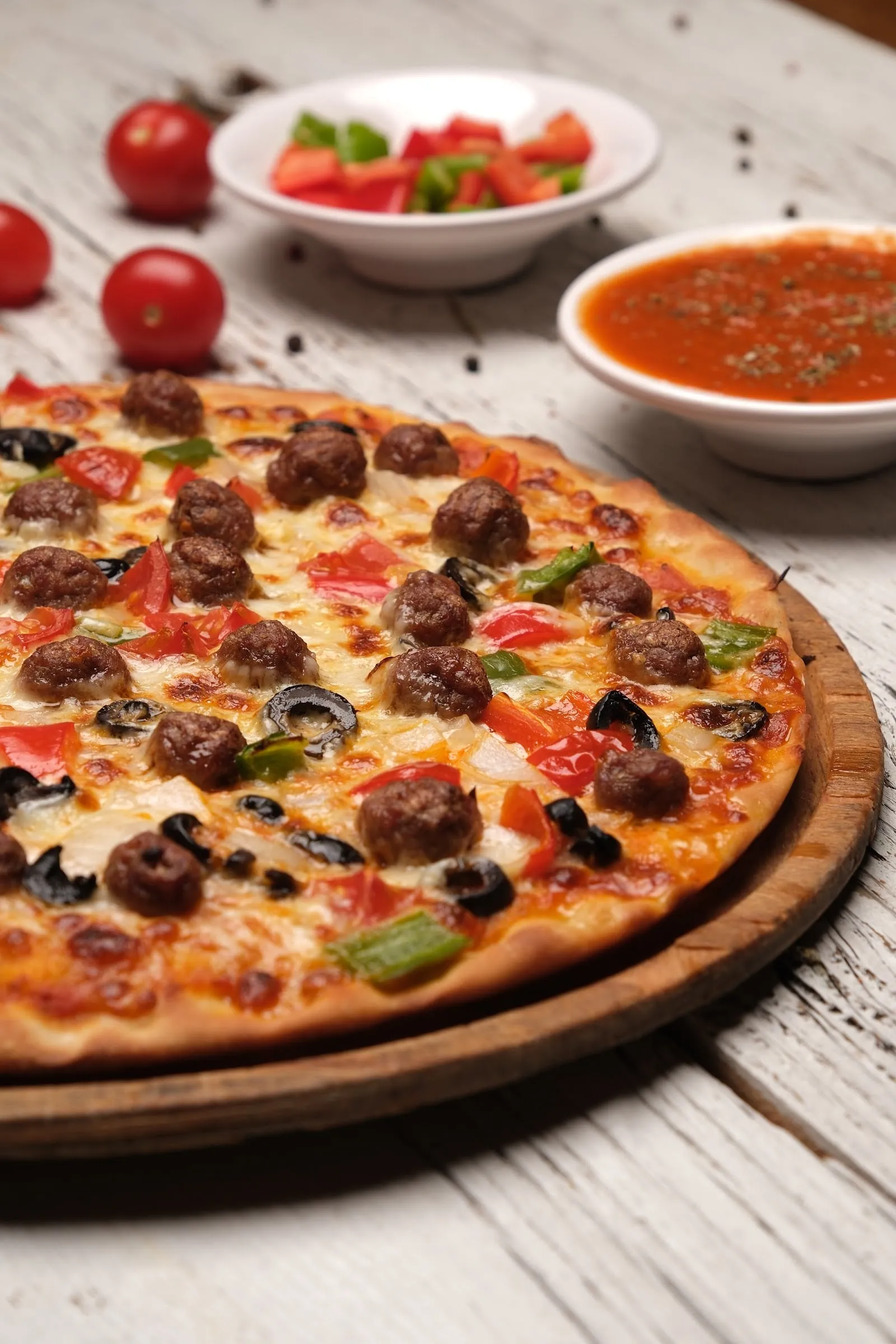 Pizza com almôndegas, pimento e tomate